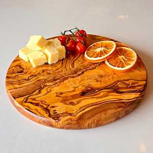 Planche à découper artisanale en bois d'olivier à grain carré, personnalisée, rustique, pour fromages et charcuteries, durable et éco-responsable - Product Image 1