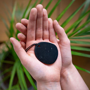 Colgante de shungita plano sin forma de 1.2*1.9 pulgadas (30*47 mm) - Product Image 6