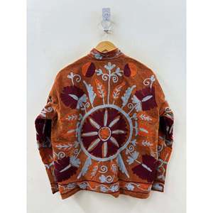 เสื้อแจ็คเก็ตสั้นกำมะหยี่แบบกลับด้านได้ ลายปักมือซูซานี สีเบิร์นซีเอียน สำหรับสุภาพสตรี คอลเลคชั่นฤดูใบไม้ร่วง รุ่นซามาร์คันด์ บลูม  ทำจากหนังแกะ - Product Image 3