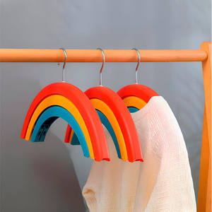 Cintre en plastique Myrva Rainbow Hook avec pinces pour le rangement des vêtements dans la garde-robe - Product Image 6