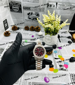 Reloj de Acero Inoxidable con Diamantes Moissanite VVS, Bisel Redondo y Diseño Elegante y Moderno para Unisex - Product Image 1