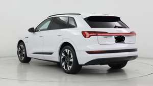 2022 E-tron SUV Premium Automatique/Intégral Intérieur Clair/Foncé Moteur Turbo Sièges en Cuir Régulateur de Vitesse Adaptatif (ACC) Jantes R17/R20 Très Bon État - Product Image 2