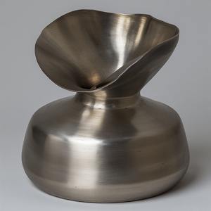Vase en métal argenté en aluminium poli avec forme contemporaine lisse conçu pour les maisons modernes et les affichages intérieurs élégants - Product Image 2