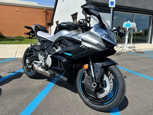 Prêt à être expédié : MotoSport 675SS 2026, moto sportive 3 cylindres 675 SS, quatre temps, 675cc, disponible en stock - Product Image 1