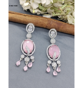 Boucles d'oreilles de bijoux de mariage artisanales exquises avec travail en cristal pour tenue de mariée et de fête d'Inde - Product Image 5