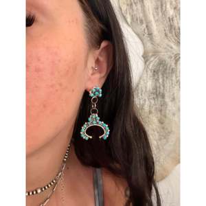 Boucles d'oreilles pendantes Joan Cheama en turquoise Kingman et argent sterling, motif floral - Product Image 2