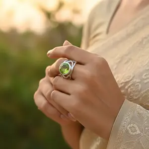 แหวนเงินแท้ 925 สำหรับผู้หญิง ประดับพลอยแพลตตินัม พร้อมพลอยเพอริดอททรงรีและโทแพซทรงรี ตัดแบบธรรมชาติ - Product Image 2