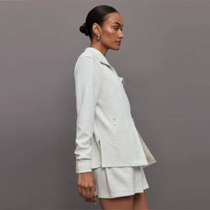 Veste en tricot gris chiné élégante et confortable pour femmes, coupe ajustée avec fermeture éclair à l'avant au design asymétrique unique pour un usage quotidien - Product Image 4