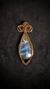 Pendentif géométrique en cuivre labradorite avec fil flash multicolore violet fait à la main Collier de pierres précieuses de style antique - Product Image 3