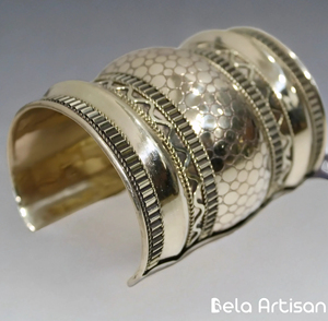 กำไลข้อมือลวดทองเหลืองแท้สไตล์คลาสสิกสำหรับเด็กผู้หญิงจาก Bela Artisan ดีไซน์หรูหราทันสมัย ชุดเครื่องประดับแฟชั่น ผลิตในอินเดีย - Product Image 2