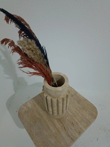 แจกันหินทราเวอร์ทีนแกะสลักด้วยมือ ดีไซน์เรียบง่ายทันสมัย เนื้อสัมผัสธรรมชาติระดับพรีเมียม ทนทาน เหมาะสำหรับตกแต่งบ้านอย่างมีสไตล์ - Product Image 4