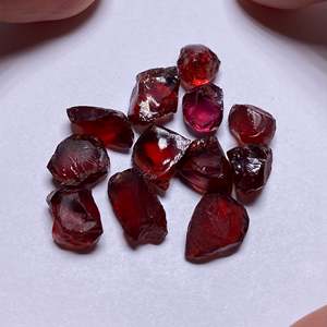 Pierre précieuse en grenat rouge Lindi, 8 mm, forme de cœur, œil de chat naturel, poli, pierre minérale de haute qualité - Product Image 2