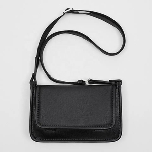Sac bandoulière mini pour homme en similicuir écologique avec logo personnalisé, style sacoche messager - Product Image 3