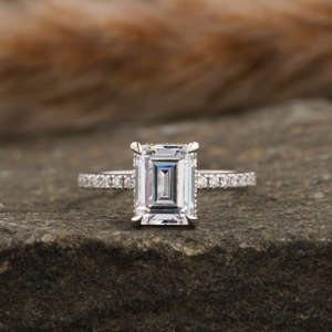 Anillo de compromiso de diamante de corte esmeralda cultivado en laboratorio, certificado de platino 950, lujoso anillo de diamante estilo Halo oculto, regalo para ella - Product Image 2