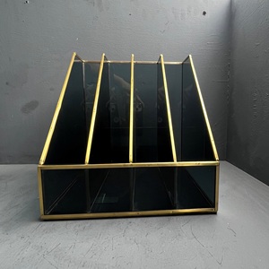 Organizador Moderno con Múltiples Compartimentos, Acabado en Vidrio Negro y Latón para Uso en Mesa - Product Image 1