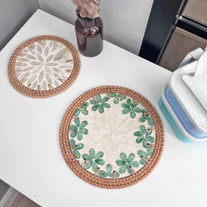 Posavasos artesanal de mimbre hecho en Vietnam de alta calidad TUYET DUNG, placa de ratán con incrustaciones de nácar y diseño de flores - Product Image 3