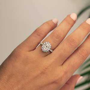 Anillo de compromiso de Halo floral CZ blanco de corte ovalado de 10x8mm en plata chapada en oro | Pave Band Classic Bridal Wedding Jewelry - Product Image 2