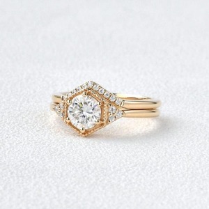 แหวนแต่งงานเพชรทรงหกเหลี่ยมแบบแล็บโกรน ได้รับการรับรองจาก IGI ระดับ VVS พร้อมแหวนแต่งงานสำหรับผู้หญิงในราคาประหยัด - Product Image 5