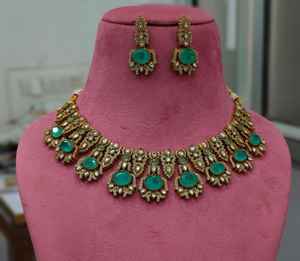 Conjunto de Collar de Primera Calidad con Diseño Minimalista y Moderno, Se Puede Usar con Ropa Étnica y Occidental, Ideal para Fiestas - Product Image 1