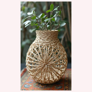 Vase rustique moderne tissé à la main en jonc de mer et rotin Boho porte-fleurs pour des espaces de vie tranquilles et aux tons de terre - Product Image 4