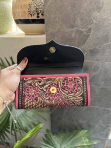 กระเป๋าคลัทช์ใส่โทรศัพท์สำหรับผู้หญิงสีชมพูมีสไตล์กระเป๋าสตางค์หนังตะวันตกสำหรับงานแกะสลักด้วยมือสินค้ามาใหม่ - Product Image 3