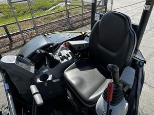 Meilleure mini-pelle John Deere 35 P 2025, machinerie de haute qualité pour le creusement, le préhension, les travaux de construction et l'agriculture - Product Image 3