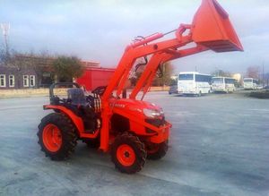 Tracteur compact Kubota, mini-tracteur efficace, moteur diesel, machine agricole 4x4. - Product Image 3