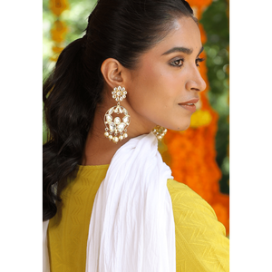 Pendientes colgantes finos Kundan Chandbali chapados en oro de 22K - Product Image 1