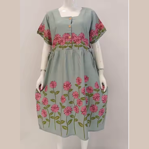 ชุดเดรสลำลองแขนสั้นคอเหลี่ยมสไตล์เรียบง่ายสำหรับผู้หญิงโดยคริสซานต้า - Product Image 1