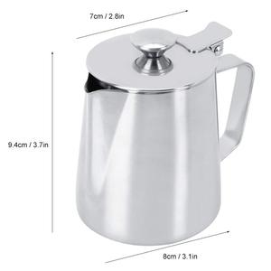 Pichet en métal de conception moderne fabriqué en Inde pour un service de liquides élégant et un attrait visuel dans les salles à manger et les événements sociaux en gros - Product Image 4