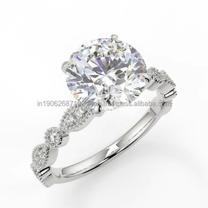 Anillo de compromiso de moissanita DEF VVS de corte cojín de alta calidad en oro blanco. Una opción elegante e impecable para las novias modernas. - Product Image 2