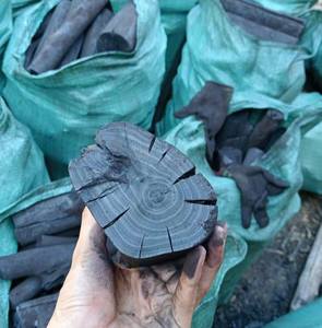 Charbon de bois dur du Vietnam de qualité supérieure 7000-8000 Kcal/kg Cendres 3-5% Carbone fixe 80-90% Humidité 5% Combustion longue durée Faible fumée - Product Image 5