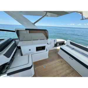 เรือหรู Cobalt R35 OB ปี 2024 พร้อมเครื่องยนต์นอกเรือ Mercury ถังเก็บน้ำ 10 แกลลอน รับประกัน 10 ปี - Product Image 6