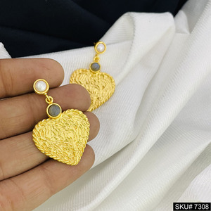 Pendientes de diseño chapados en oro vermeil de 18 quilates, joyería de latón colgante geométrica, compromiso - Product Image 1