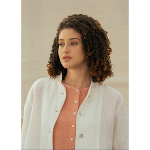 Chaqueta de Lino Color Marfil VAARUNI con Decoración de Botones - Product Image 2