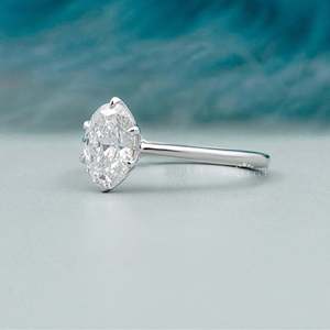 Anillo de Compromiso de Oro Blanco con Certificado IGI, Solitario Ovalado con Diamantes Engastados en 6 Puntas - Product Image 3