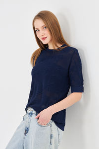 เสื้อถักลูกไม้ลายดอกกุหลาบสำหรับผู้หญิง - เสื้อคอกลมแขนสั้นเนื้อนุ่มพร้อมกระดุมด้านหลัง - เสื้อถักโครเชต์ลายดอกไม้สำหรับฤดูร้อน - Product Image 2