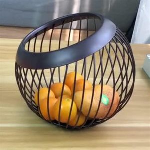 Panier de fruits en métal métallique de ferme rustique parfait pour tenir du pain de fruits ou des collations dans un présentoir de cuisine élégant - Product Image 4