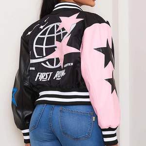แจ็คเก็ตสตรีทแวร์สไตล์วาร์ซิตี้ลายดาว ปี 2025 แจ็คเก็ตบอมเบอร์แบบเรโทร ตัดต่อผ้าปะติดปะต่อ ปักลายตัวอักษรแบบเลตเตอร์แมน ซับในผ้าฝ้ายถัก - Product Image 4