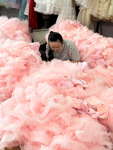 Vestido de princesa de varias capas con lazo para el cabello incluido, para que las niñas lo usen en fiestas de cumpleaños o actuaciones. Admite ODM/OEM. - Product Image 5