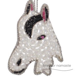 Ornamento per il viso con stallone bianco perla | Decorazione artigianale con perline e ricami - Product Image 2