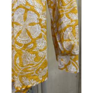 Blusa de Popelina Formal para Mujer con Estampado Floral Hecho a Mano y Bordado, Cuello Asimétrico, Campo de Oro, Talla XL - Product Image 3