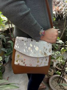 Venta caliente estilo occidental piel de vaca cuero bandolera bolsillo con cremallera trasera alta calidad moda mujer cuero Sling Bag - Product Image 2