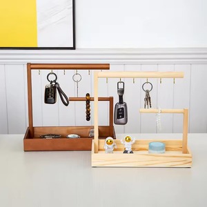 Support à bijoux en bois rouge avec un design élégant, parfait pour organiser un collier, une bague et une boucle d'oreille. - Product Image 4