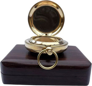 Elegante Reloj de Sol Personalizado de Latón con Brújula Grabada, Estuche de Cuero con Grabado Impreso, Accesorio Decorativo de Metal - Product Image 2