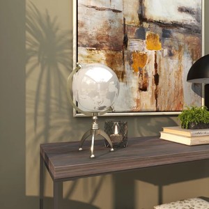 Decmode ลูกโลกอลูมิเนียมสีเงินบนขาตั้งตกแต่งบ้านเป็นของตกแต่งที่ทำจากอลูมิเนียมและมีสีเงิน - Product Image 2