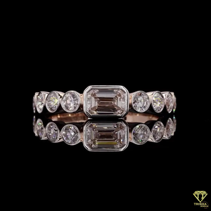 Bague sertie d'émeraude et de lunette ronde finition or rose Bague de mariage en argent 925 avec diamant Moissanite - Product Image 4