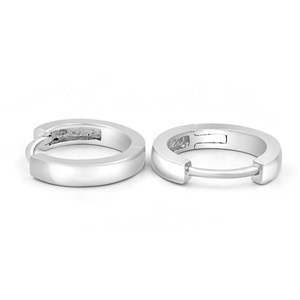 Boucles d'oreilles créoles géométriques plaquées or avec diamants taille princesse et perles, idéales pour un cadeau de mariage et une soirée - Product Image 5