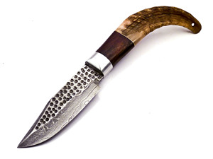 Couteau de chasse fait main au design magnifique personnalisé OEM avec mitre en acier manche en bois de rose et corne de bélier couteau de camping - Product Image 2