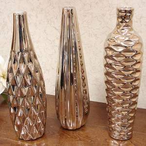 Elegante florero de metal diseñado para exhibir ramos de flores secas y tallos decorativos en la decoración del hogar moderna. - Product Image 3